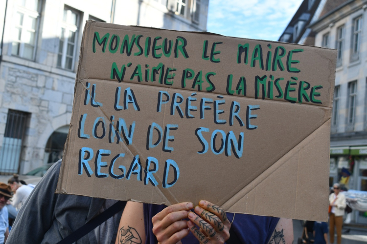 Besan&ccedil;on : plusieurs centaines de personnes mobilis&eacute;es contre l'arr&ecirc;t&eacute; antimendicit&eacute; du Maire