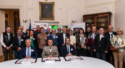 Signature des documents &agrave; l'Hotel de Grand Quartier G&eacute;n&eacute;ral de Cl&eacute;vans 