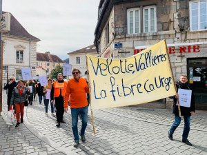 Quartier privé de fibre à Besançon : les habitants manifestent devant la boutique Orange