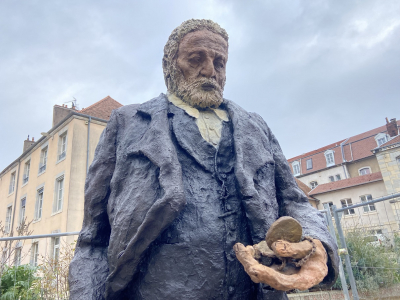 Statue de Victor Hugo vandalis&eacute;e &agrave; Besan&ccedil;on : Anne Vignot, "tr&egrave;s affect&eacute;e", d&eacute;nonce des propos racistes