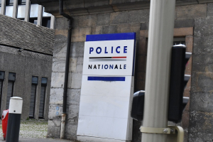 Besançon : Il donne un coup de couteau à un policier