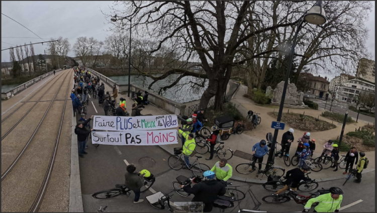 Municipales &agrave; Besan&ccedil;on : 200 cyclistes mobilis&eacute;s pour d&eacute;fendre et renforcer la place du v&eacute;lo
