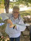 Anne Colin, pr&eacute;sidente de Lym'Pact, expliquant comment retirer une tique