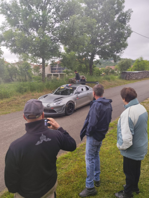 Sébastien Loeb en visite secrète à Malans (25) pour peaufiner son Alpine