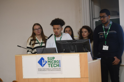 Des &eacute;tudiants, futurs ing&eacute;nieurs, pr&eacute;senten leur projet 