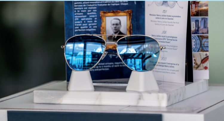 Morez : les lunettes port&eacute;es par Emmanuel Macron &agrave; Davos font leur entr&eacute;e au Mus&eacute;e de la lunette