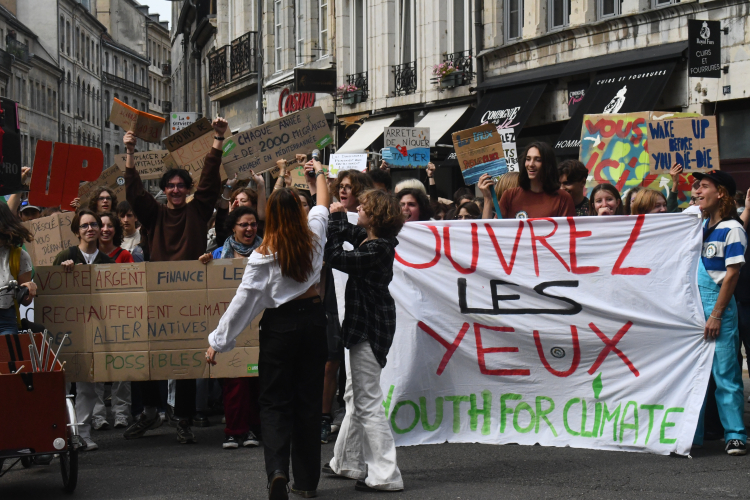 Manifestation pour le climat : Plus de 200 jeunes dans les rues de Besançon