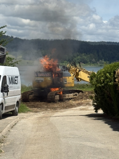 Montperreux : une pelleteuse d&eacute;truite par un incendie
