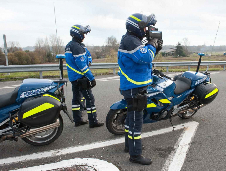 Avoudrey : Deux motards de la gendarmerie chutent en glissant sur une flaque de carburant