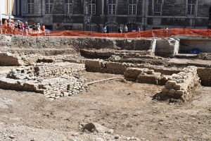Que disent les fouilles actuellement menées sur le site de l’ancien hôpital Saint-Jacques ?