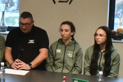 Tessa Martinez au centre, entour&eacute;e de St&eacute;phane Barroca, pr&eacute;sident du BMX Besan&ccedil;on et Laura Mougey