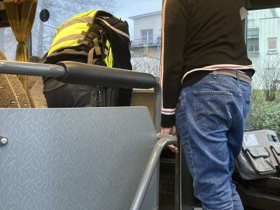 Pouilley-les-Vignes : contr&ocirc;le des bus scolaires devant le coll&egrave;ge