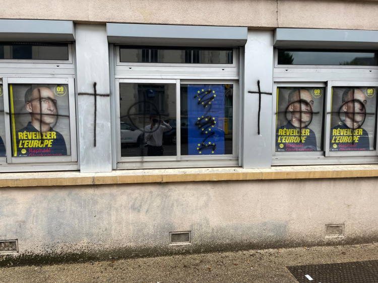Législatives : les locaux de la fédération du PS du Jura visés par tags nauséabonds