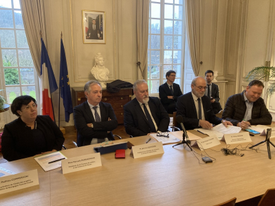 Le Pr&eacute;fet du Doubs et les responsables des chambres consulaires 