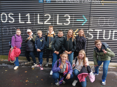 Les enfants devant le studio de TF1, o&ugrave; se d&eacute;roule l'&eacute;mission 