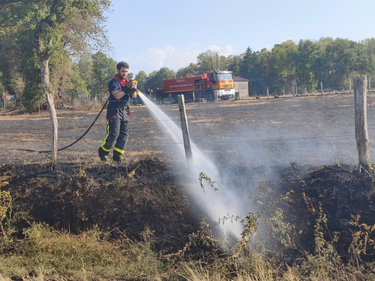 Amancey : jusqu&rsquo;&agrave; quatre  hectares de v&eacute;g&eacute;tation br&ucirc;l&eacute;s, une grange prot&eacute;g&eacute;e des flammes