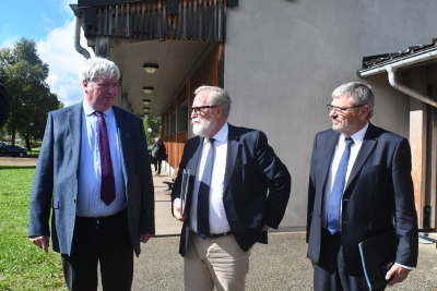 Jean-Paul Celet, pr&eacute;fet r&eacute;f&eacute;rent du Plan national "Loup et activit&eacute;s d'&eacute;levages", Jean-Fran&ccedil;ois Colombet, pr&eacute;fet du Doubs et Serge Castel, pr&eacute;fet du Jura
