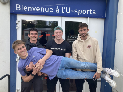 R&eacute;mi port&eacute; par ses amis &eacute;tudiants 