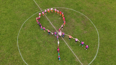 Solidarité en crampons : quand le football féminin tisse des liens pour Octobre Rose