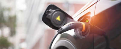 Voiture &eacute;lectrique &agrave; 100 euros par mois : Emmanuel Macron lance le dispositif