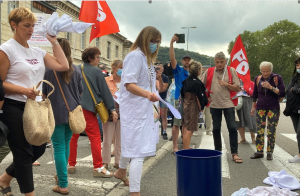 Besançon : Les soignants brûlent leur diplôme et jettent leur blouse