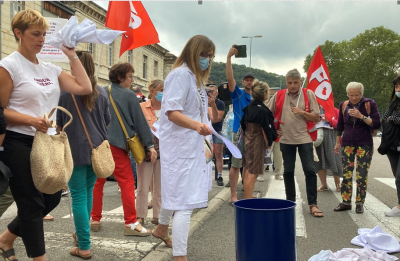 Besan&ccedil;on : Les soignants br&ucirc;lent leur dipl&ocirc;me et jettent leur blouse