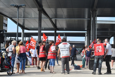 Besan&ccedil;on : Une cinquantaine de manifestants pour d&eacute;noncer &laquo; le chantage &agrave; l&rsquo;emploi du gouvernement &raquo;