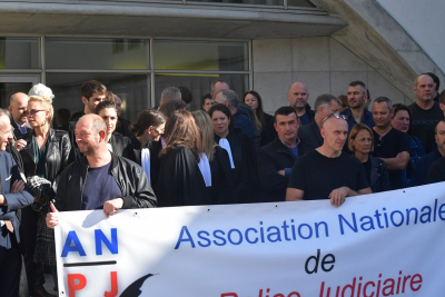 Manifestation aux palais de justice de Besan&ccedil;on