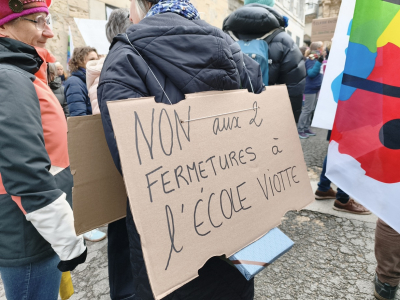 Besan&ccedil;on : enseignants et parents mobilis&eacute;s contre les fermetures de classes