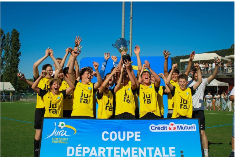 Football r&eacute;gional : une mont&eacute;e en R3 et un troph&eacute;e U15 / le FCC La Joux  en f&ecirc;te
