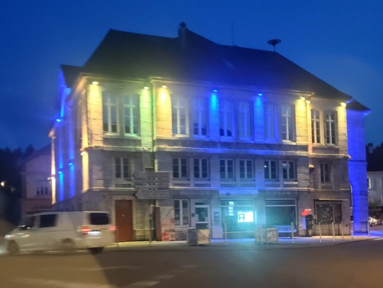 Ma&icirc;che illumine son h&ocirc;tel de ville aux couleurs du FC Sochaux-Montb&eacute;liard