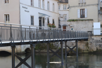 Ornans : r&eacute;ouverture de la passerelle sur la Loue au public