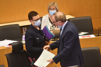 Passation de pouvoir entre ledoyen des &eacute;lus Albert Matocq-Grabot et Christine Bouquin 