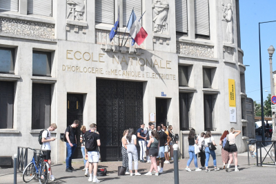 Ce matin, devant le lyc&eacute;e Jules Haag