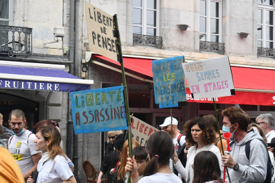 Besan&ccedil;on : 2000 personnes disent "non au pass sanitaire"