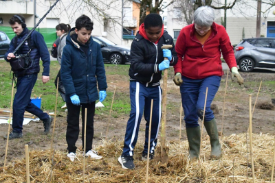 Besan&ccedil;on : plantation d&rsquo;une mini for&ecirc;t &agrave; Montrapon