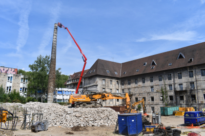 Besan&ccedil;on. D&eacute;molition de la chemin&eacute;e du site Saint-Jacques