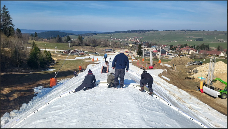 &Agrave; M&eacute;tabief, la station mise sur deux techniques innovantes pour conserver la neige et s&eacute;curiser l&rsquo;ouverture de la prochaine saison