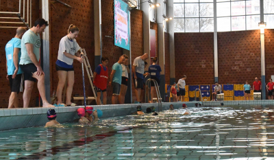 Besan&ccedil;on : S&eacute;ance d'aisance aquatique, les enfants au contact de l'eau