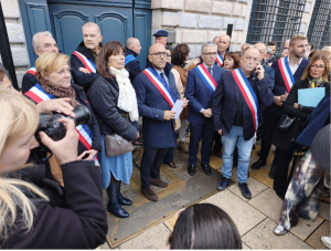 Mobilisation d'&eacute;lus devant l'H&ocirc;tel de Ville &agrave; Besan&ccedil;on 
