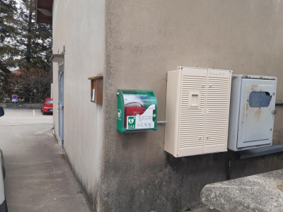 Deux nouveaux d&eacute;fibrillateurs install&eacute;s &agrave; Morteau