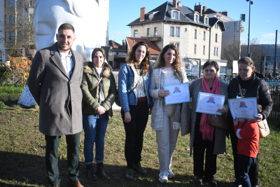 Mathieu Guinebert et Aline Chassagne aux c&ocirc;t&eacute;s des personnes mises &agrave; l'honneur 