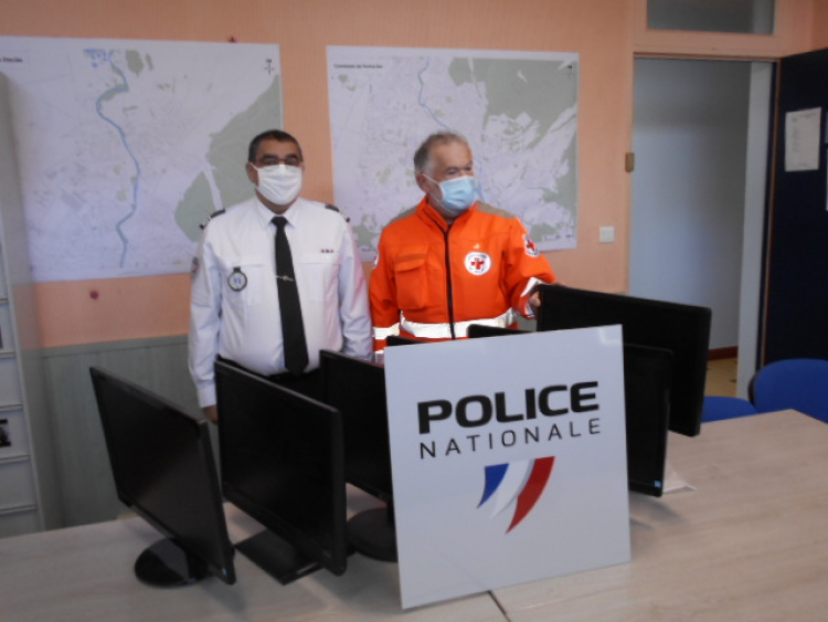 Pontarlier : la police offre six écrans informatiques à la Croix Rouge