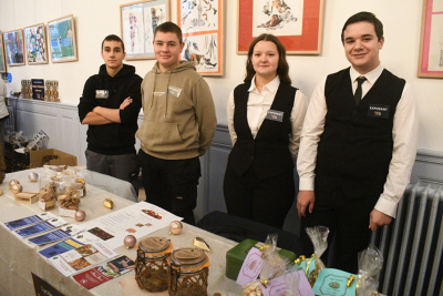 Education : les formations professionnelles mises en valeur lors d&rsquo;un March&eacute; de No&euml;l