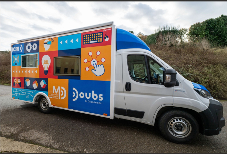 Le D&eacute;partement inaugure Icar, son bus num&eacute;rique itin&eacute;rant