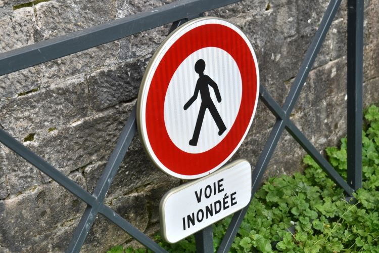 Ornans : la Loue déborde, la place Courbet inondée