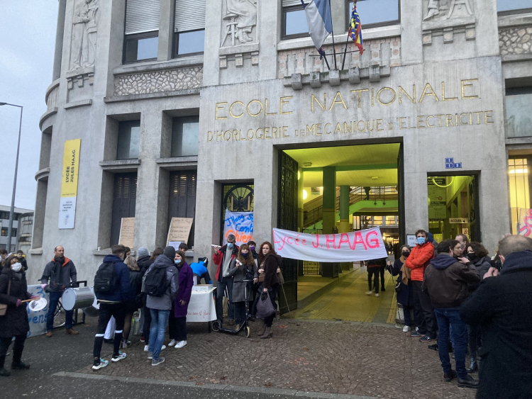 Besançon : Mobilisation bruyante devant le lycée Jules Haag