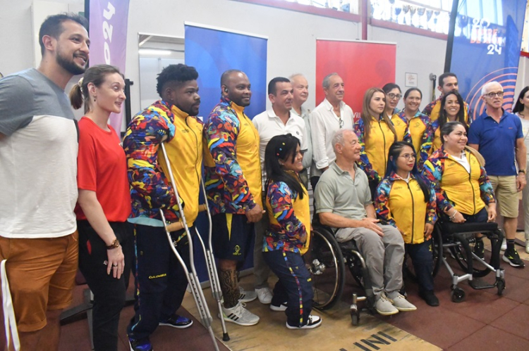 Jeux paralympiques : des para-haltérophiles colombiens s’entraînent à Besançon