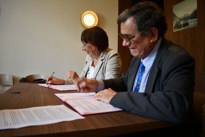 Anne Vignot ( maire de Besan&ccedil;on). Bruno Chaton (pr&eacute;sident de l'association Folklore comtois)