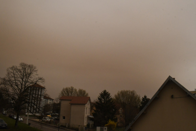 Un  myst&eacute;rieux ciel ocre en Franche-Comt&eacute;